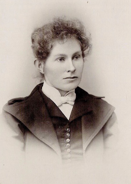 Jessie Bertha Bradley (nee Oliver) 1876-1952. Jessie is the daughter of Samuel and Janet (nee Higgie) Oliver. Samuel was the son of James and Ruth (nee Batten) Oliver.