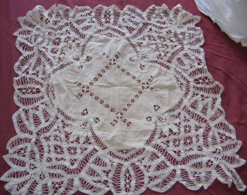 Laced table mat or tray cloth