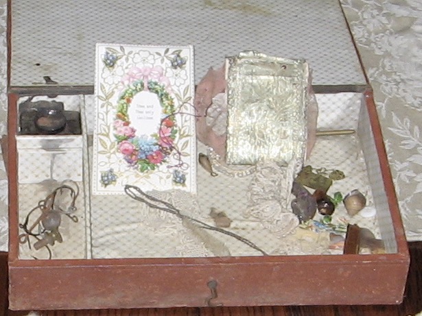 Close-up of Mary Ann Oliver's open box. Note the ink on the rear left.