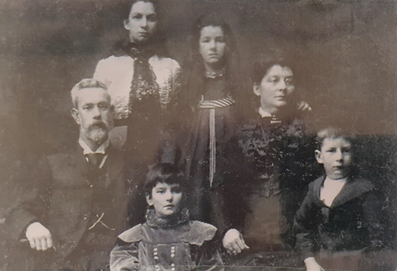 The Shute Family - Standing - Ness Shute, Gwen Shute. Seated - Thomas Shute, Lena Shute, Orpha Shute (nee Williams), Tom Shute circa 1904