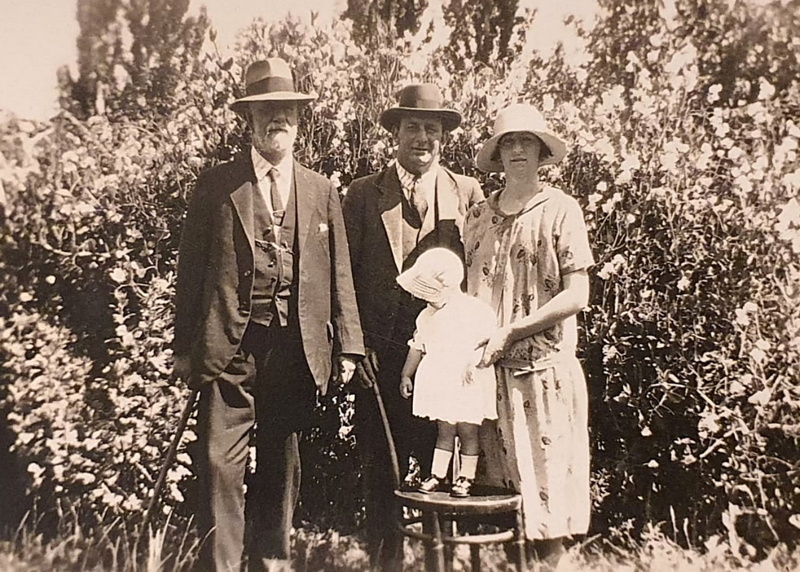 Thomas Joseph Shute with son Tom and his wife Olive (nee Tuckey), and unknown girl about 1 year of age. Was there a 