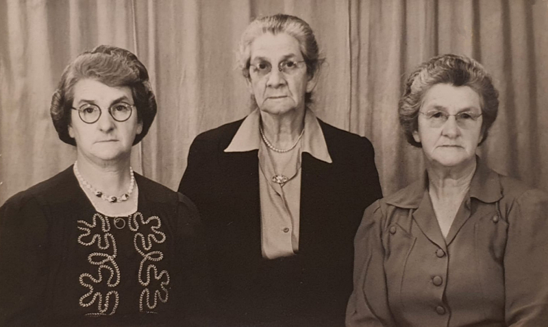 Shute sisters Lena Milne, Ness Oliver, Gwen Corkill, and after the Taihape school 50th reunion in 1946