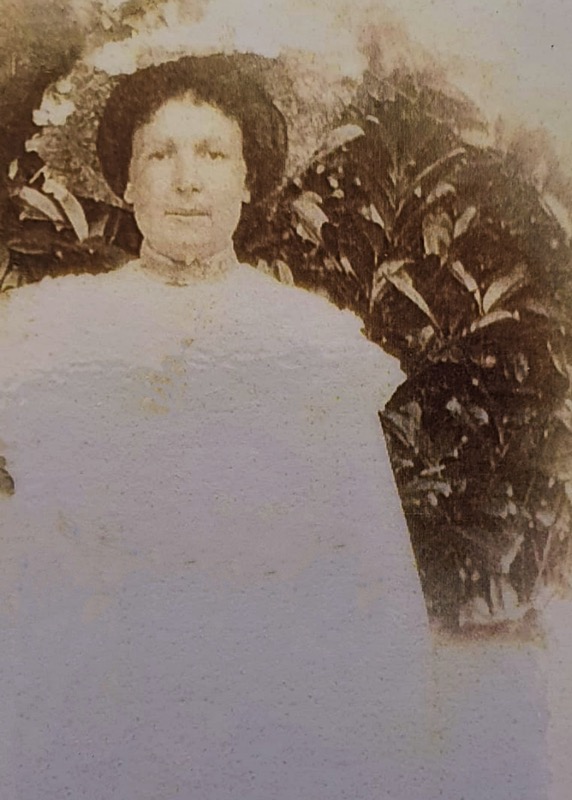 Emma Evelyn Mitchell 1884-1979 in 1900