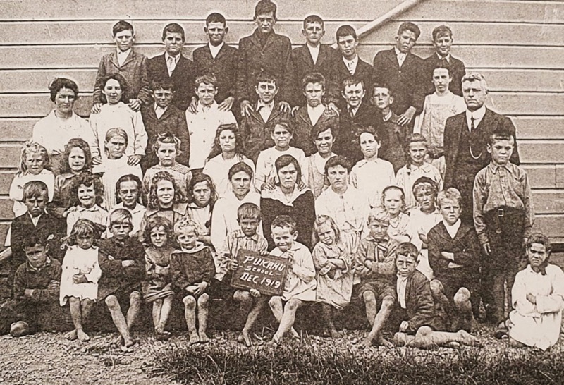 Pukahu School - Robert H Florance headmaster and Students in Dec 1919