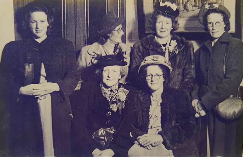 Emma Florance and daughters. Rear - Joy, Loma, Gwen, Ruth. Front - Emma Florance (nee Mitchell), Alma Florance