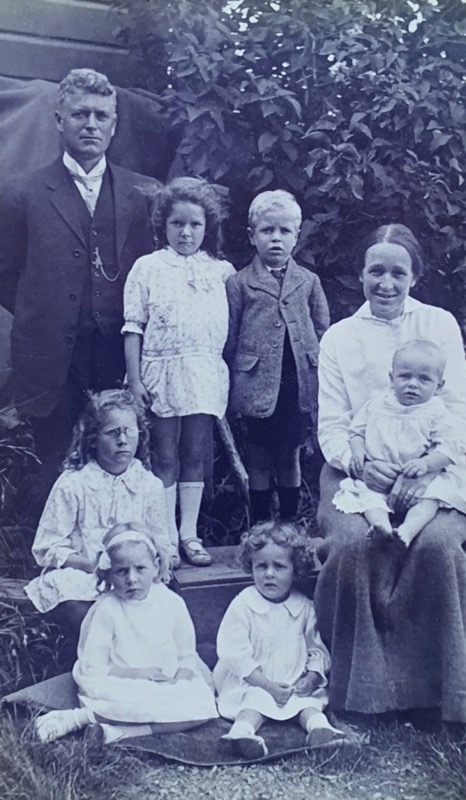 Rear - Robert H Florance, Gwen, Robert Jnr, Emma Florance (nee Mitchell), baby Basil on knee. Front - Loma, Ruth and Alma. Circa 1917.