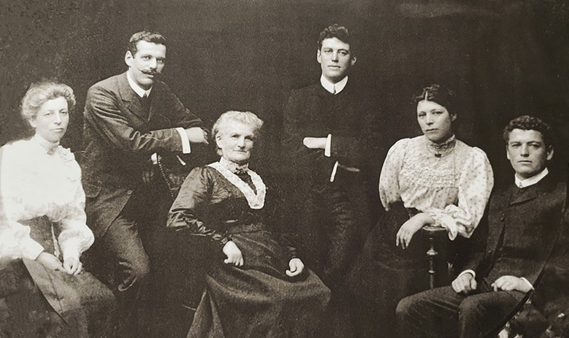 Elizabeth Florance (nee Hamilton) 1848-1925 with her adult children - Elizabeth Florance, Augustus (Gus) Florance, Mum Elizabeth Florance (nee Hamilton),  David (Hilton) Florance, Ada Florance, Robert H Florance. Taken circa 1908.