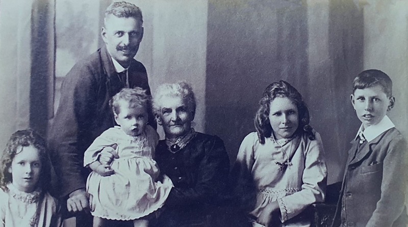 Elizabeth Florance with son Gus and grandchildren. Gwen Florance, Augustus (Gus) Florance 1878-1957, Ruth Florance, Elizabeth Florance (nee Hamilton) 1848-1925, Loma Florance & Robert Florance - taken ca 1914.